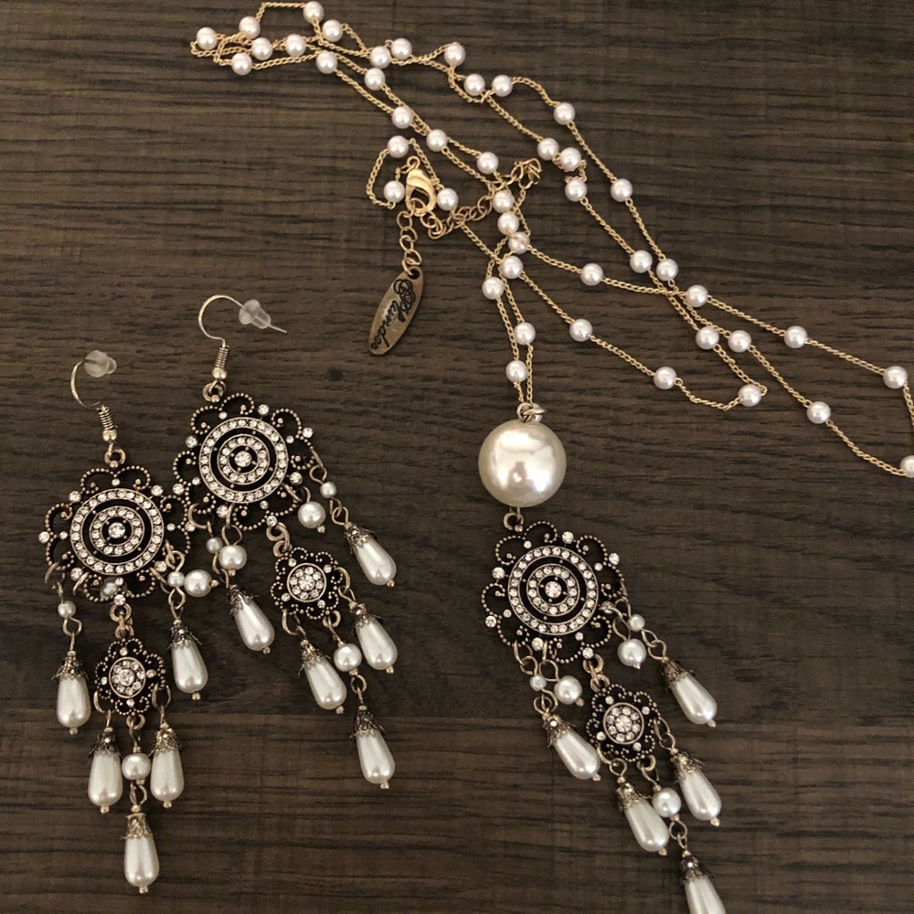 Plunder design necklace and earrings set. New.